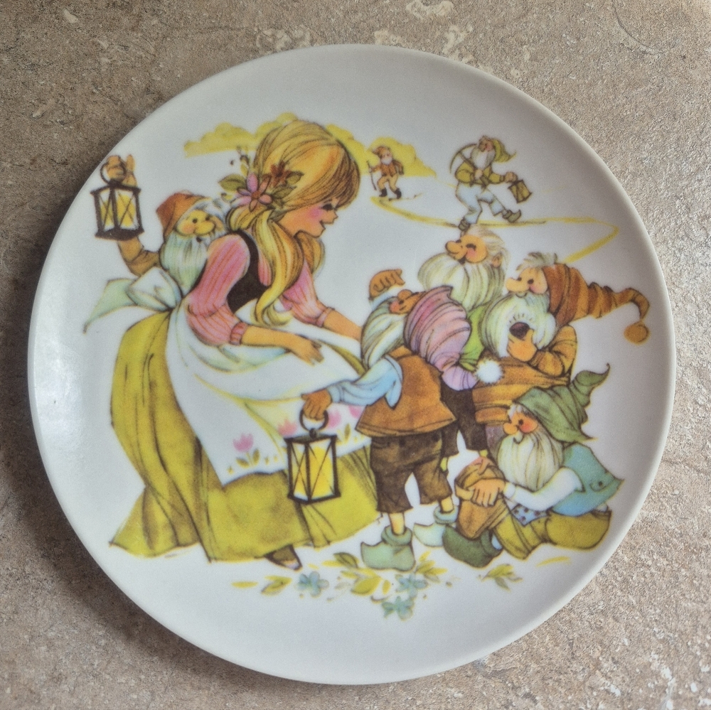 Vintage Decorative Plate with Snow White And The Seven Dwarfs